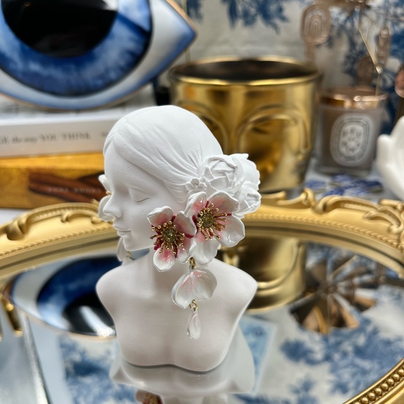 🆕 LES NEREIDES 🧿 NWOT White Cherry Blossom Dangling Earring - Picture 10 of 17